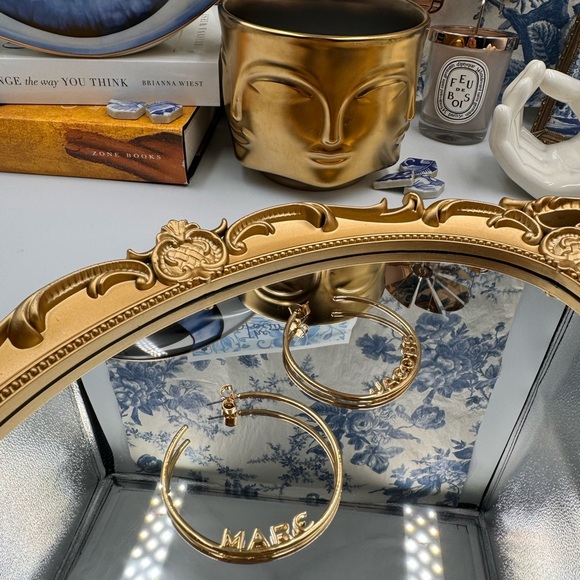 🆕 MARC JACOBS 🧿 NWOT Gold 'The Monogram Hoop' Oversize Earrings - Picture 4 of 15